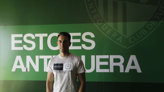 Javier Medina, en el túnel de vestuarios de El Maulí, que incluye diversos mensajes motivadores para el cuadro local.
