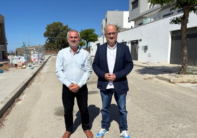Los ediles Jesús María Claros y Jesús Carlos Pérez Atencia, en la zona donde se va a actuar en Torre del Mar.