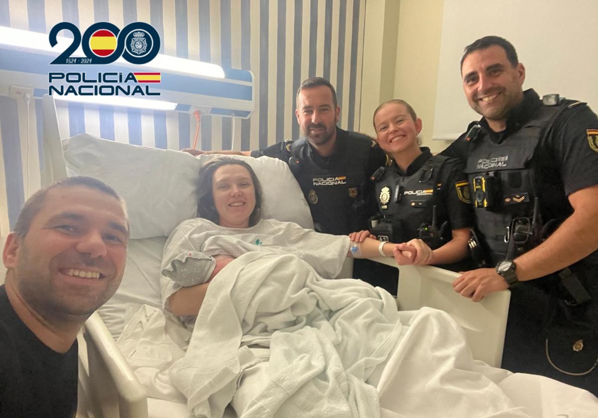 Policías asisten un parto en plena calle esta madrugada en Marbella