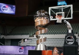 El trofeo de la Supercopa.