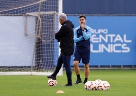 Alejandro Caro y Pellicer conversan durante uno de los primeros entrenamientos del preparador físico.