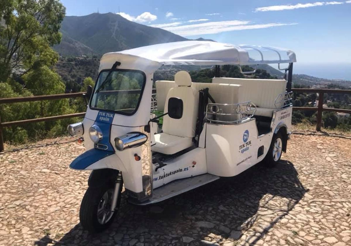 Imagen principal - Los 'tuk tuk', que son eléctricos, tienen una capacidad para seis personas.