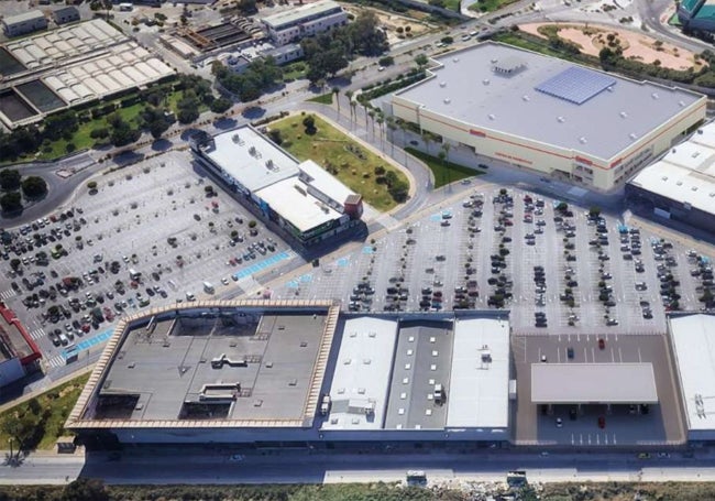 Recreación del proyecto de Costco, al fondo, con la nueva gasolinera en primer término.