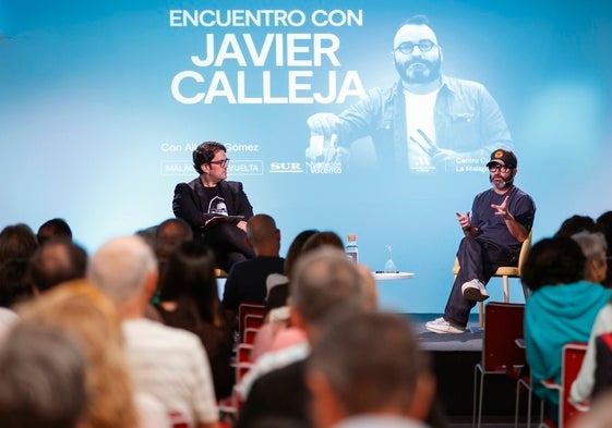 El periodista Alberto Gómez, junto al artista Javi Calleja, este jueves en el ciclo 'Málaga, ida y vuelta', en el Centro Cultural La Malagueta.