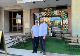 Herika y Manuel Cárdenas, en la pastelería que han montado en Nueva Málaga.