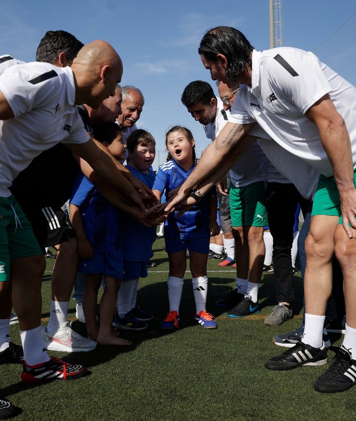Imagen secundaria 2 - Imágenes del entrenamiento solidario entre las leyendas del Málaga y los niños de Espíritu Deportivo.