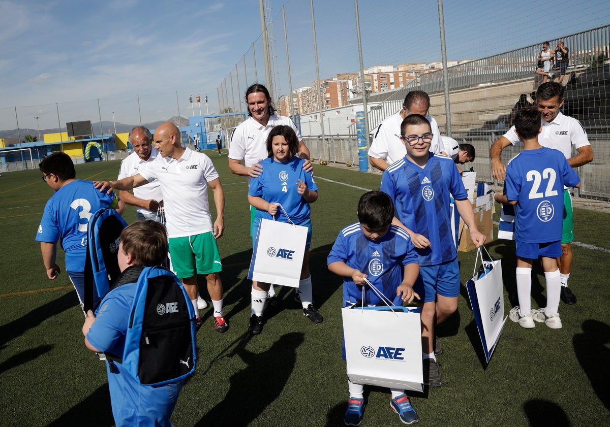 Imagen principal - Imágenes del entrenamiento solidario entre las leyendas del Málaga y los niños de Espíritu Deportivo.