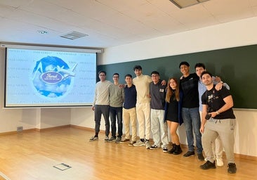 Parte del grupo AUMAT en la Escuela de Ingenierías Industriales.
