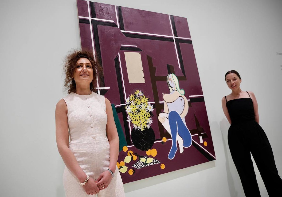 Farah Atassi (izquierda) y la comisaria Marjolaine Lévy, junto a la obra 'Mujer sentada y margaritas'.