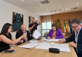 La concejala de Regeneración Urbana, Marina Vázquez, presta un bolígrafo al arquitecto José Seguí para la firma del contrato que rubrican la alcaldesa, Margarita del Cid, y Ramón Cuevas, de Buró4.