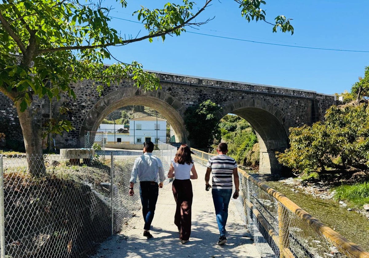 Un nuevo paseo peatonal facilita y hace más seguro el acceso al polideportivo de Árchez