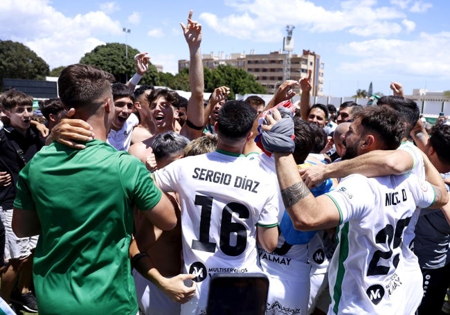 Los jugadores del Torremolinos celebran su ascenso a Primera RFEF.