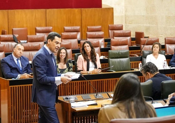 Juanma Moreno interviene frente a los escaños vacíos del PSOE-A.