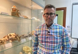 El catedrático e investigador del área de Paleontología, Borja Figueirido, en la Facultad de Ciencias.