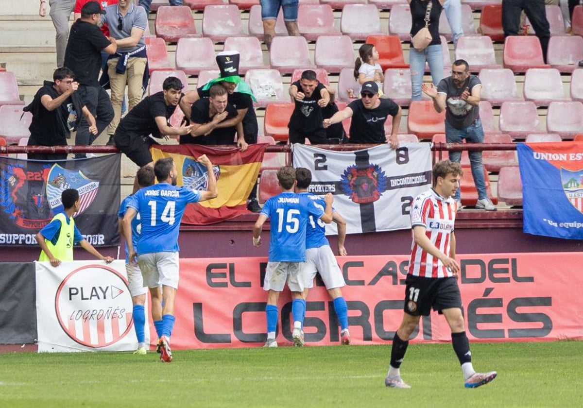 Jugadores del Estepona, en plena celebración en Las Gaunas.