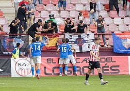 Jugadores del Estepona, en plena celebración en Las Gaunas.