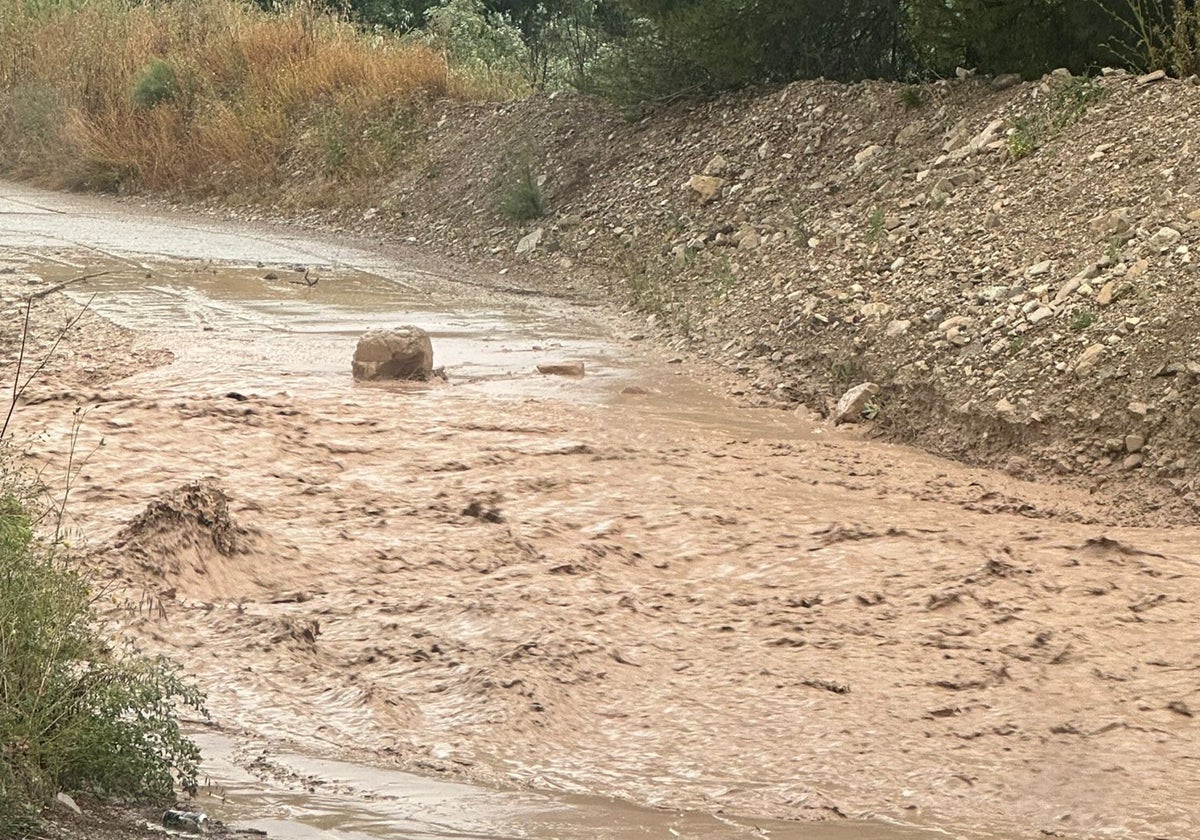 La MA-207 cortada tras las fuertes lluvias de esta mañana.