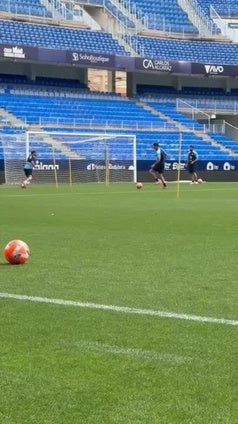 Haitam ya hace ejercicios con balón