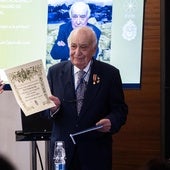 Toral recibe el diploma de manos de Rosario Camacho y Francisco Ruiz Noguera