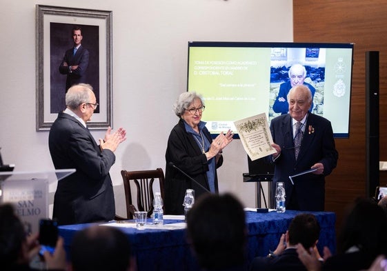 Toral recibe el diploma de manos de Rosario Camacho y Francisco Ruiz Noguera