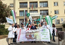 Imagen de la concentración de médicos en la entrada del Hospital Regional Universitario de Málaga.
