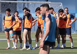 Jugadores del Málaga durante un entrenamiento de esta semana.