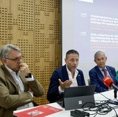 Rafael Rodríguez, secretario provincial de Cruz Roja en Málaga, Samuel Linares, coordinador provincial, y Luis Utrilla, presidente.