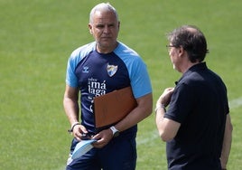Sergio Pellicer con Loren Juarros, director deportivo del Málaga, en un entrenamiento reciente del equipo.