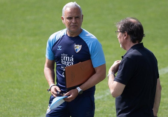 Sergio Pellicer con Loren Juarros, director deportivo del Málaga, en un entrenamiento reciente del equipo.