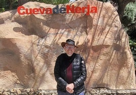 El científico y profesor estadounidense, esta semana en el acceso a la gruta nerjeña.