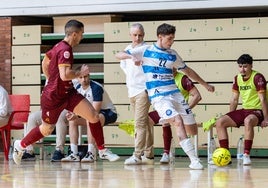 Javi Campano se dispone a tirar, durante el partido frente al Alzira de la primera vuelta.