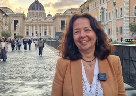 Paloma Saborido, en la via della Conciliazione, con San Pedro del Vaticano al fondo.