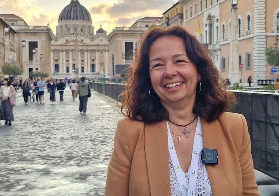 Paloma Saborido, en la via della Conciliazione, con San Pedro del Vaticano al fondo.
