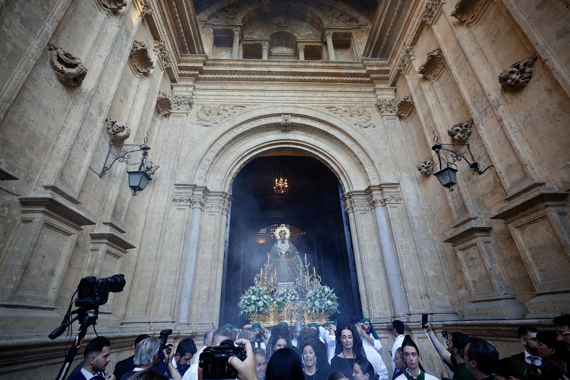 La procesión de la Esperanza de vuelta a su basílica, en imágenes