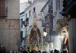 La procesión de la Esperanza de vuelta a su basílica, en imágenes