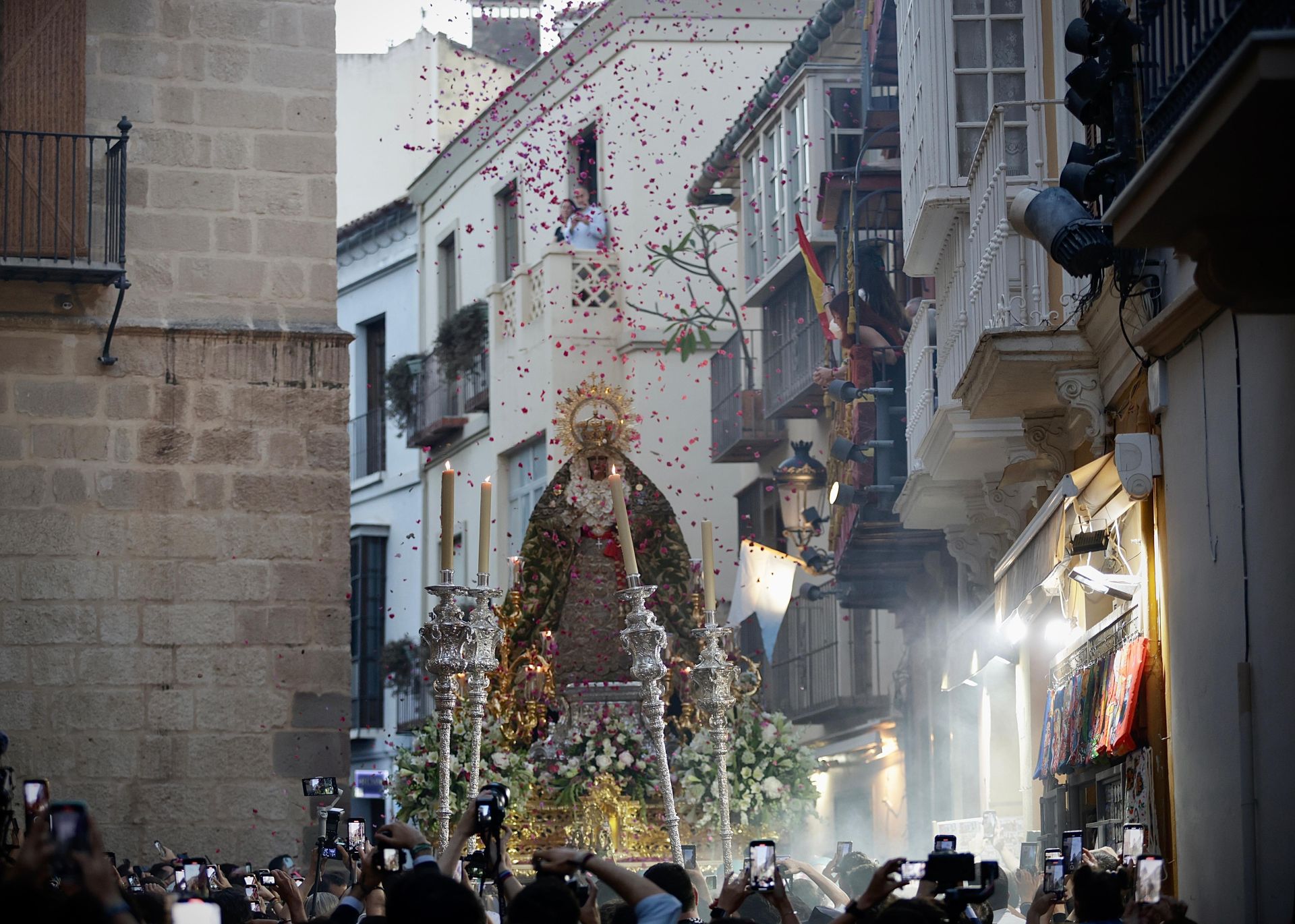 La procesión de la Esperanza de vuelta a su basílica, en imágenes
