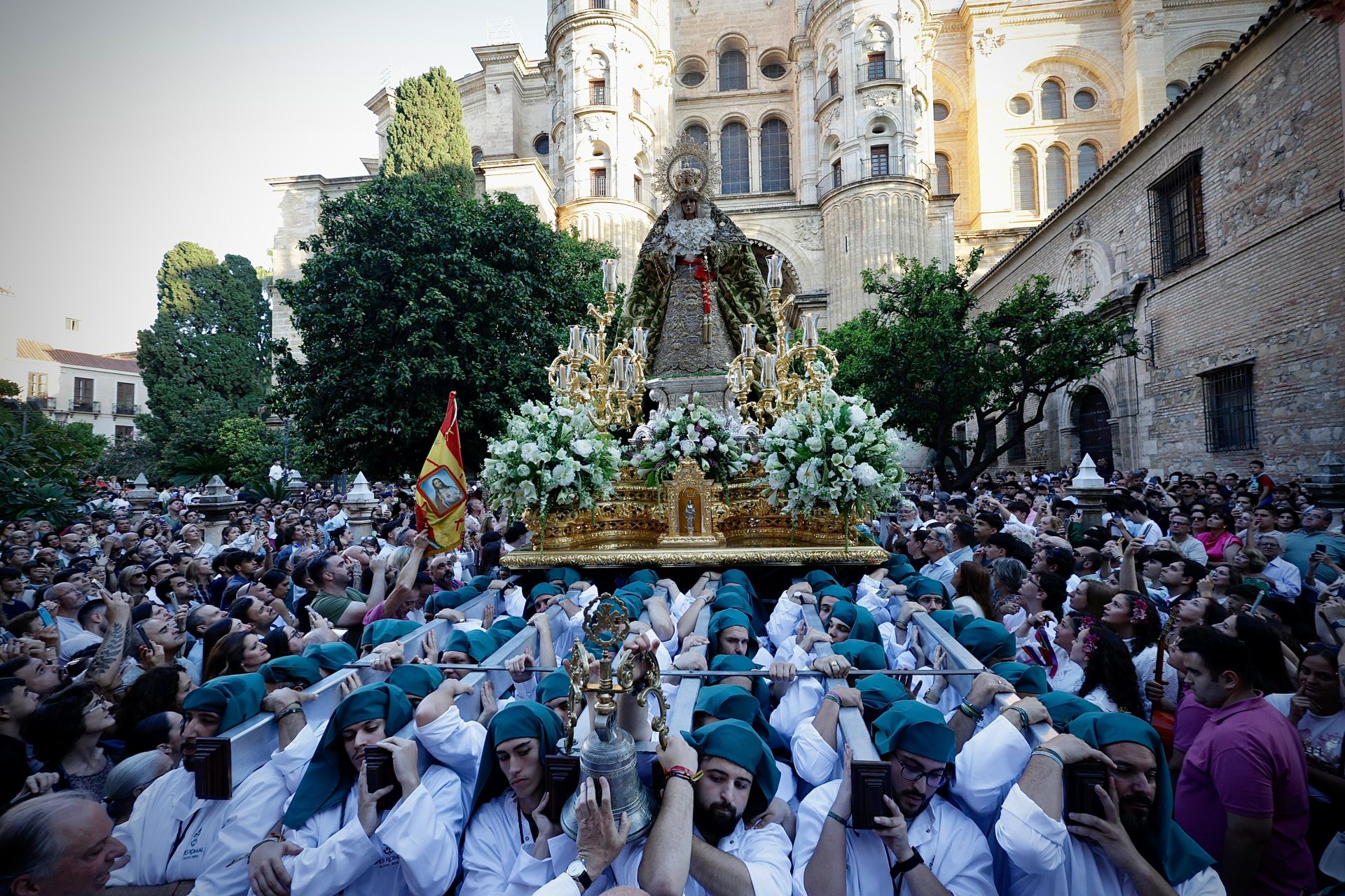 La procesión de la Esperanza de vuelta a su basílica, en imágenes