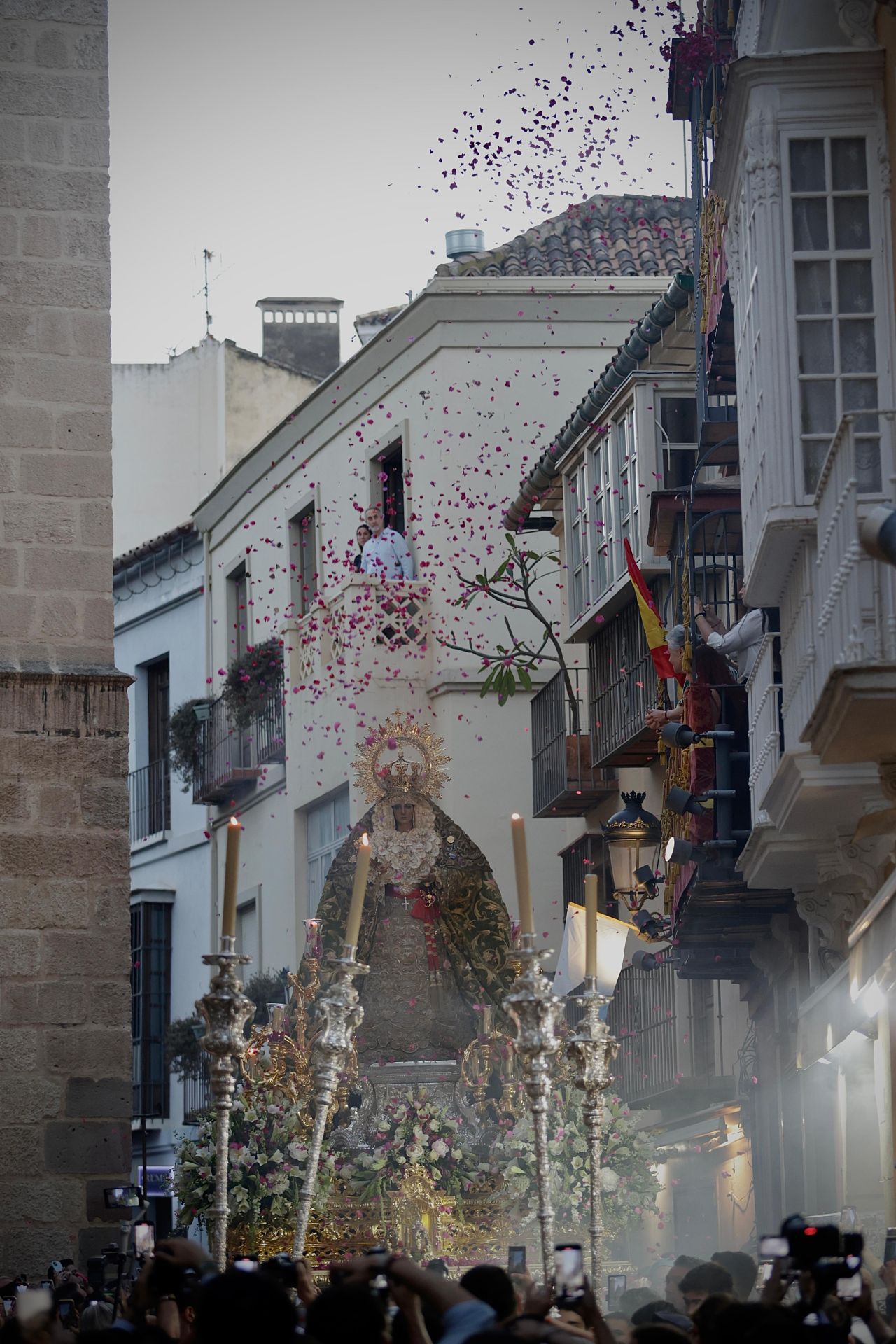 La procesión de la Esperanza de vuelta a su basílica, en imágenes