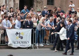El alcalde De la Torre se dio un baño de popularidad en Roma, siendo aplaudido y saludado a su paso por las vías imperiales.