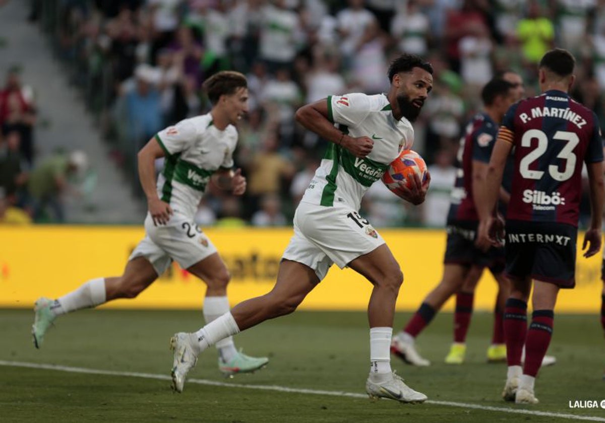 El Elche se cae en el momento clave y puede quedarse sin el ascenso directo