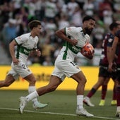 Mourad recoge el balón de la portería tras recortar distancias en el partido frente al Levante.
