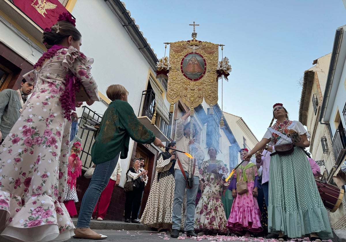 El Simpecado del Rocío de Antequera procesiona por el centro antes de la peregrinación a la Ermita