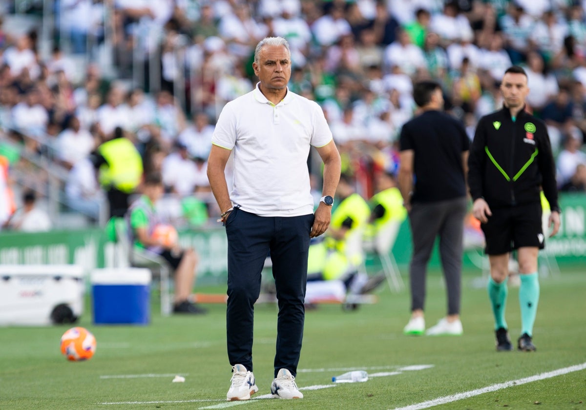 Pellicer observa el encuentro desde la banda.