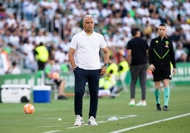Pellicer observa el encuentro desde la banda.