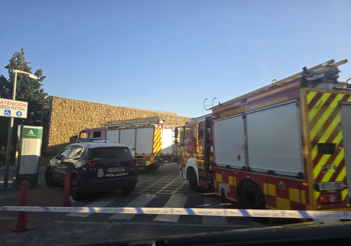 Desalojan las urgencias del hospital de Benalmádena tras filtrarse un gas tóxico por los conductos de aire