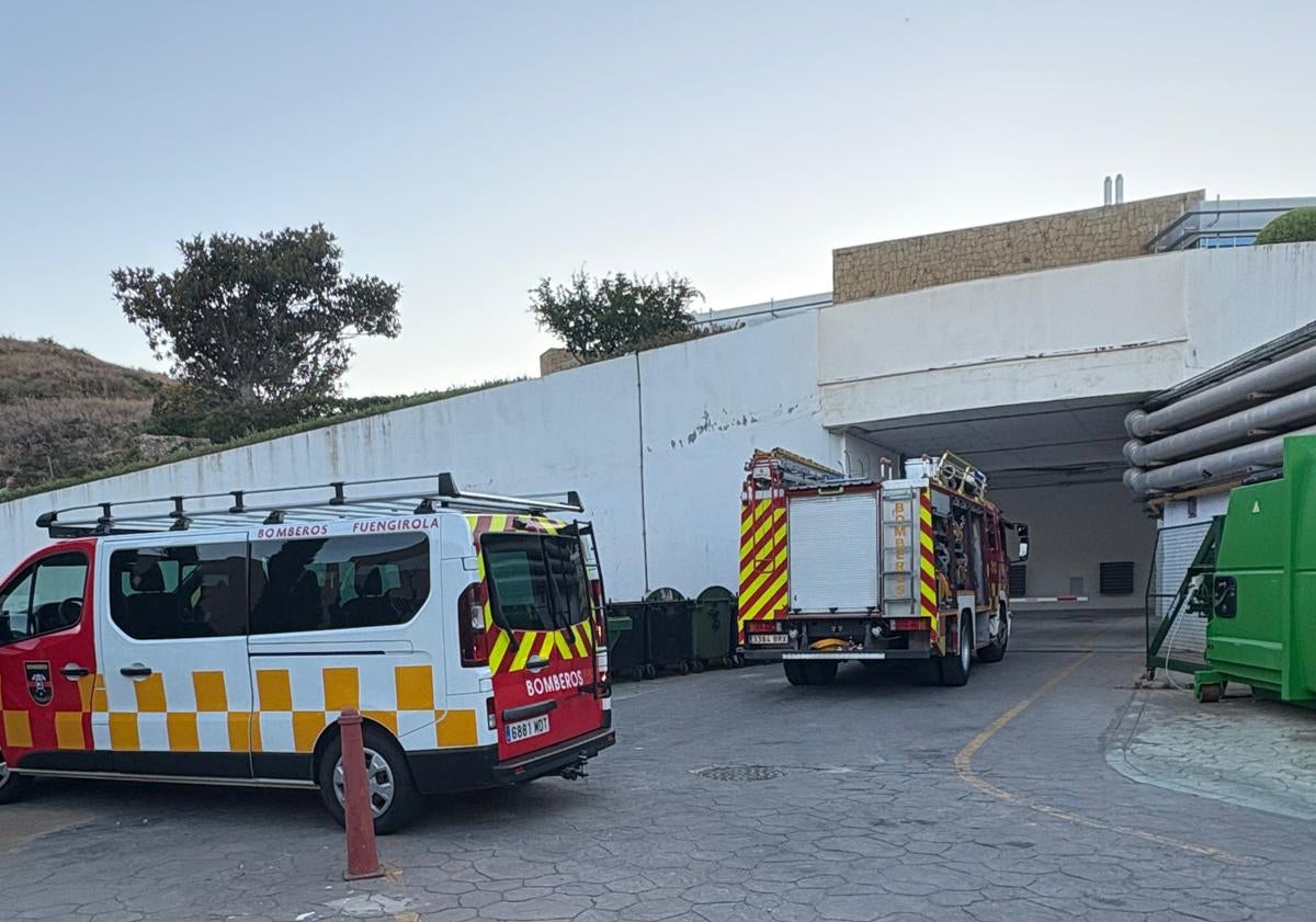 Imagen principal - Desalojan las urgencias del hospital de Benalmádena tras filtrarse un gas tóxico por los conductos de aire