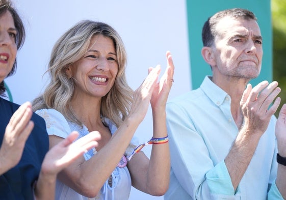 Yolanda Díaz y Antonio Maíllo aplauden la intervención de Toni Valero.