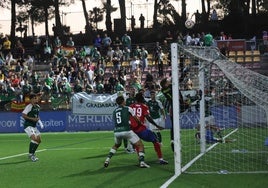 Una ocasión del Estepona durante el partido frente al Cacereño.