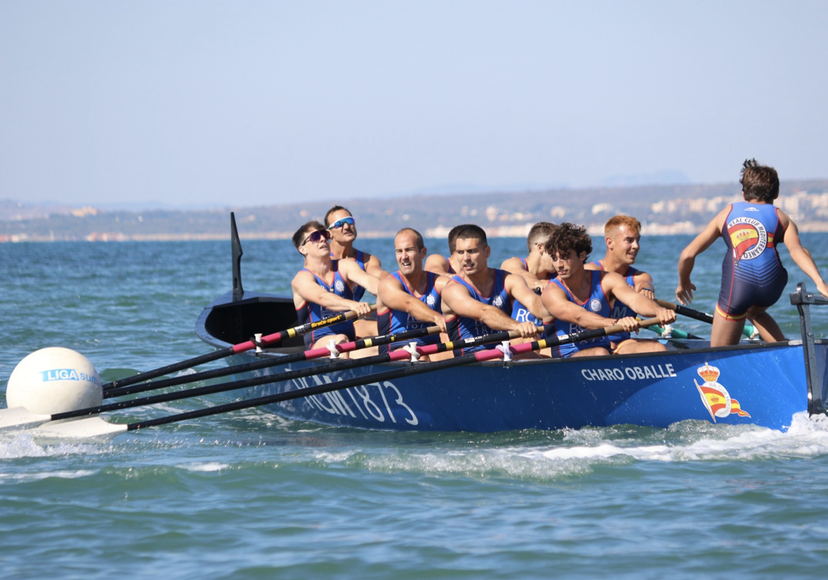 Imagen principal - El Real Club Mediterráneo se proclama campeón de España de clubes de banco fijo-llaüt