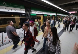 Viajeros en los andenes del metro de Málaga.